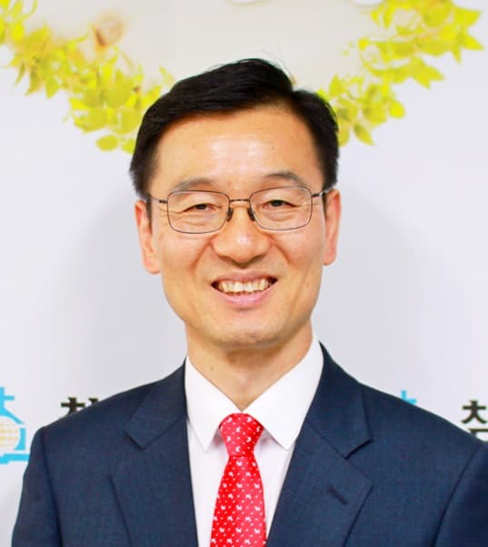 담임목사 이윤찬 사진